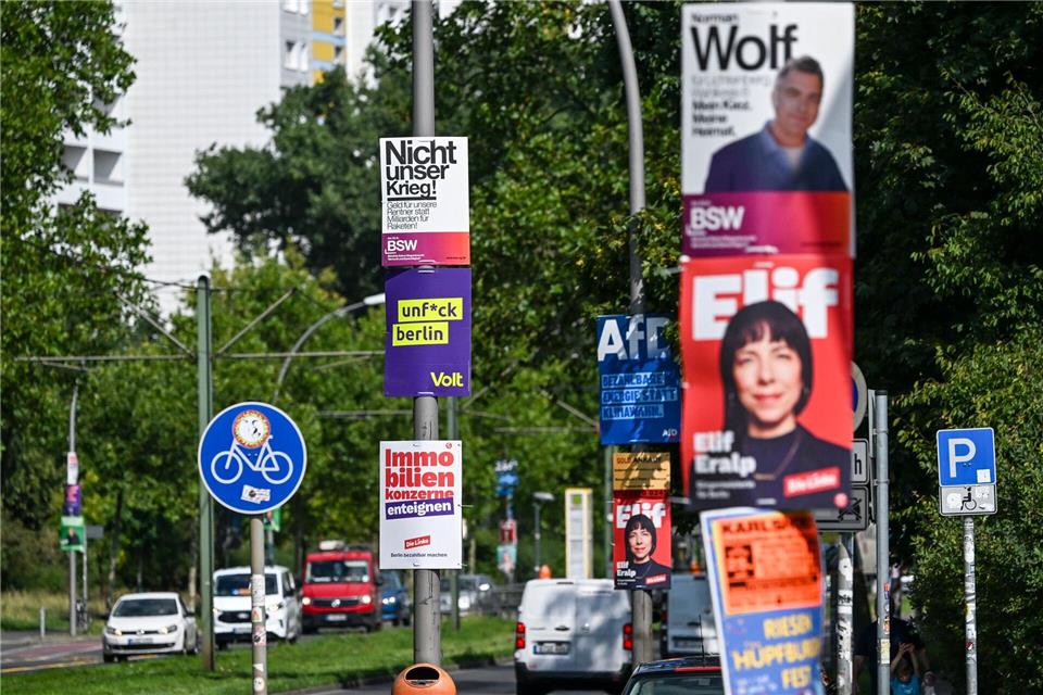 Verschiedene Wahlplakate für die Berliner Abgeordnetenhauswahl am 20. September 2026.Jens Kalaene/dpa