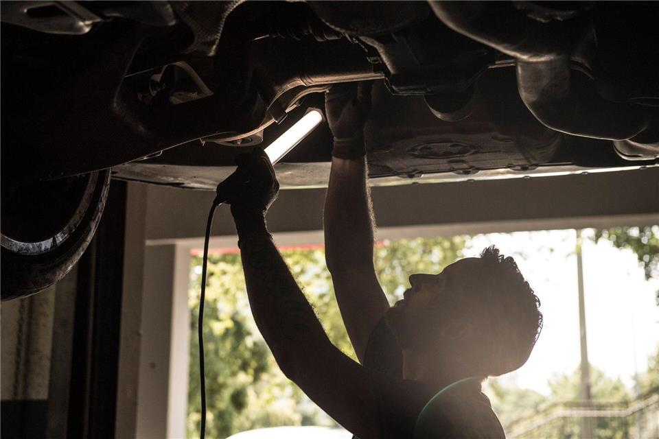 Verschlissene Stoßdämpfer erhöhen das Unfallrisiko: Regelmäßige Wartungen und fachmännische Kontrolle sorgen für mehr Sicherheit und Fahrkomfort.Robert Günther/dpa-tmn