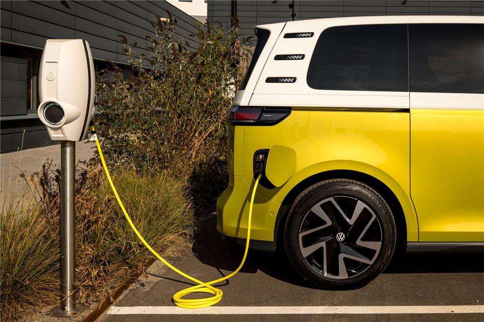 Verschnaufen und Aufladen: Der VW ID.Buzz hängt an der Ladesäule - danach geht es wieder bis zu rund 490 Kilometer weit.Martin Meiners/Volkswagen AG/dpa-tmn