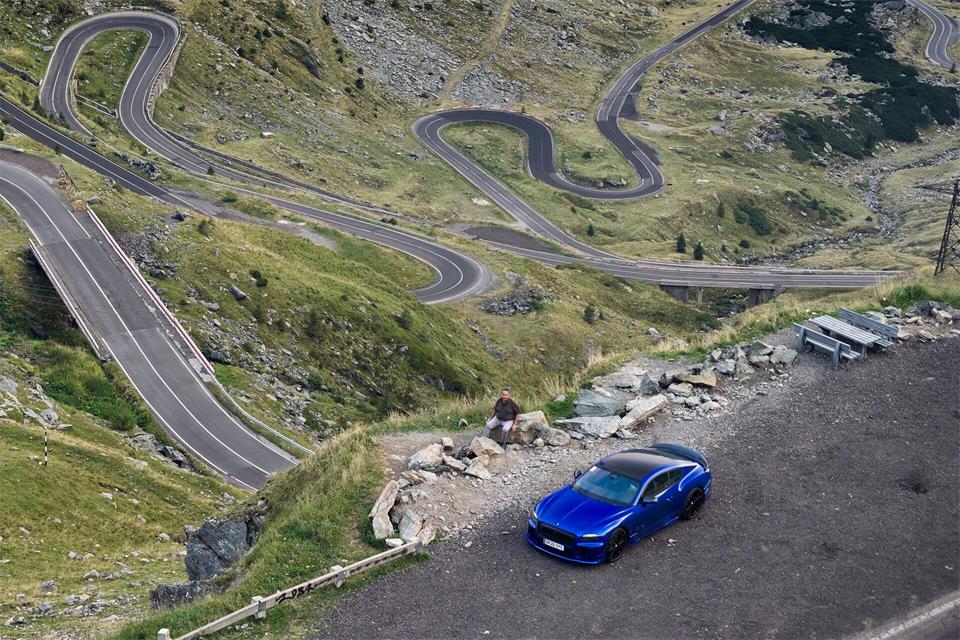 Verschnaufpause: Wer den Bentley in Handarbeit über die Serpentinen nach oben bugsiert hat, darf auch mal kurz innehalten.Bentley/dpa-tmn