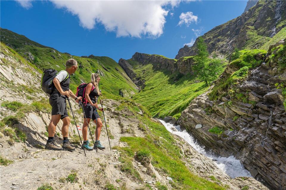 Verschnaufpause am Wildwasser: Wanderer beim Großglockner-Aufstieg.Peter Maier/Tirol Werbung/dpa-tmn