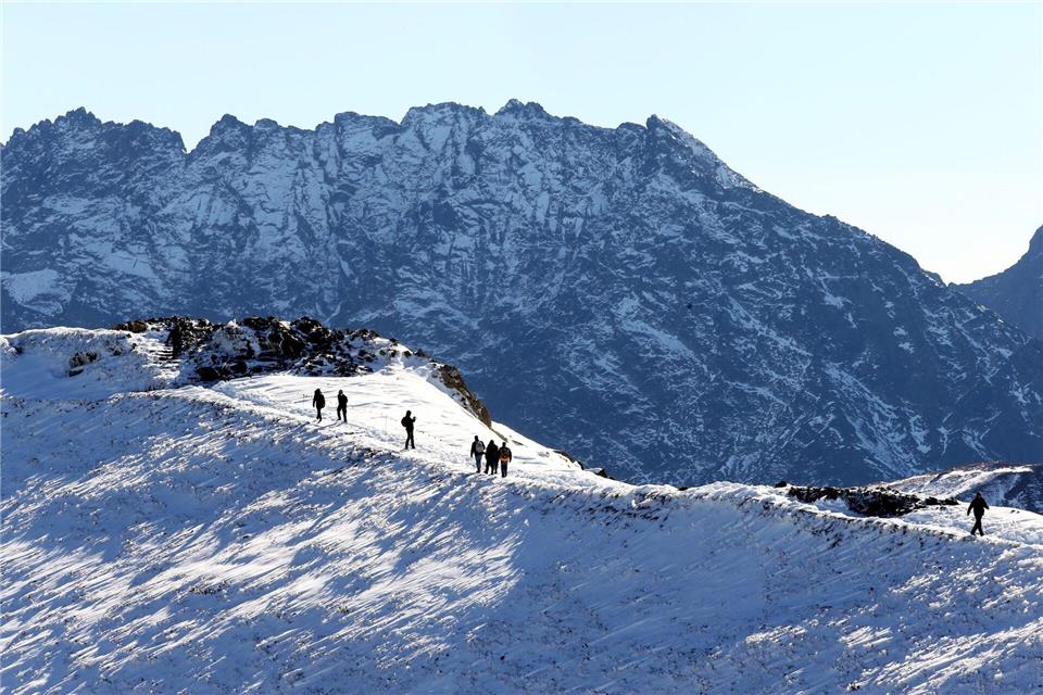 Verschneite Berge in der Hohen Tatra. (Archivbild)picture alliance / dpa