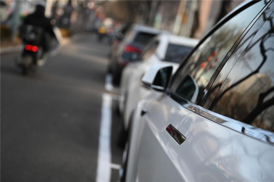 Versenkbare Türgriffe gelten als problematisch, weil sie es bei Unfällen erschweren, sich selbst oder Verletzte aus dem Auto zu retten.picture alliance/dpa