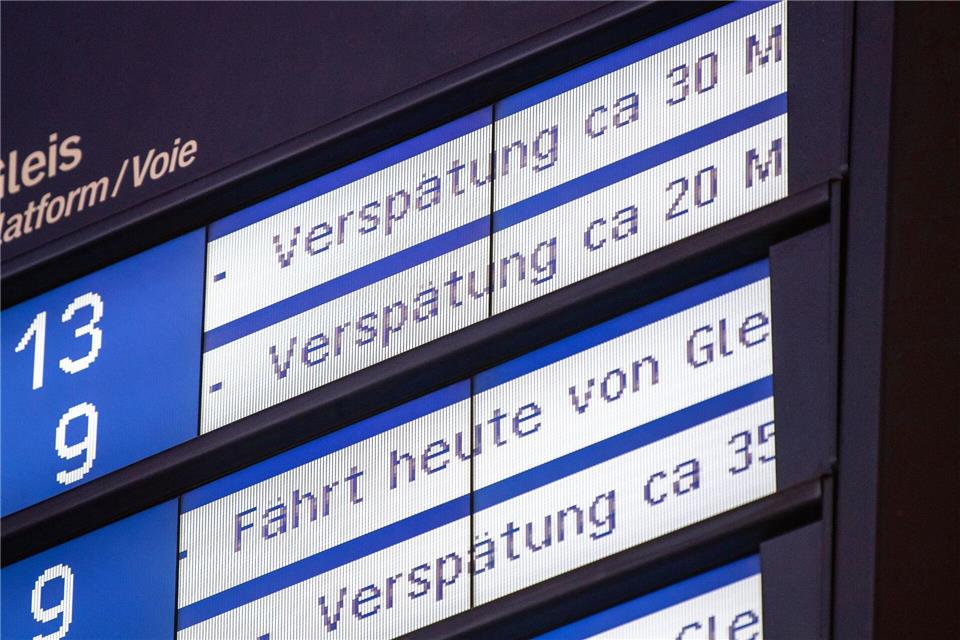 Verspätungen und Zugausfälle sind für Bahnpendler in Nordrhein-Westfalen Alltag. (Symbolbild)Fabian Sommer/dpa