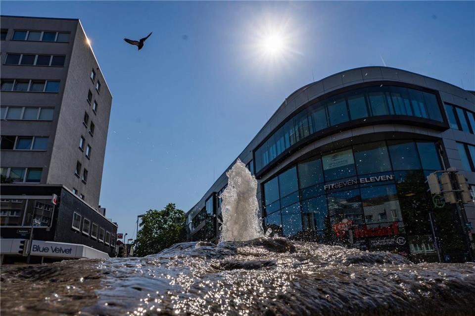 Verspiegelte Fassaden und kühles Wasser: wie warm wird dieser Platz? (Symbolbild)Andreas Arnold/dpa