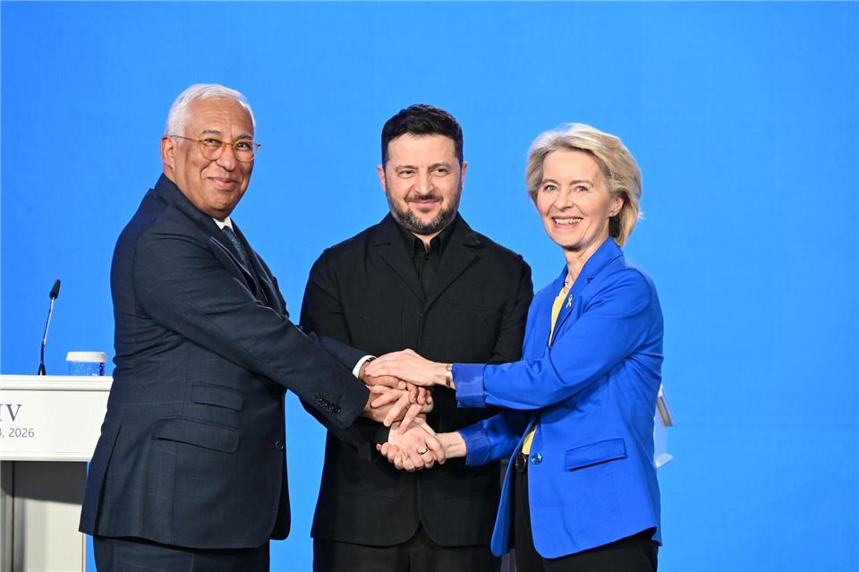 Versprachen dem ukrainischen Präsidenten Wolodymyr Selenskyj zum Jahrestag des russischen Angriffskrieges weitere Unterstützung: EU-Kommissionspräsidentin Ursula von der Leyen (r) und EU-Ratspräsident António Costa (l).Ansgar Haase/dpa