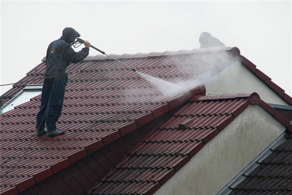 Verständlich, wenn Laien solche Arbeiten nicht übernehmen wollen - doch Vorsicht, wenn Anbieter ihre Dienste spontan an der Tür anpreisen.picture alliance/dpa