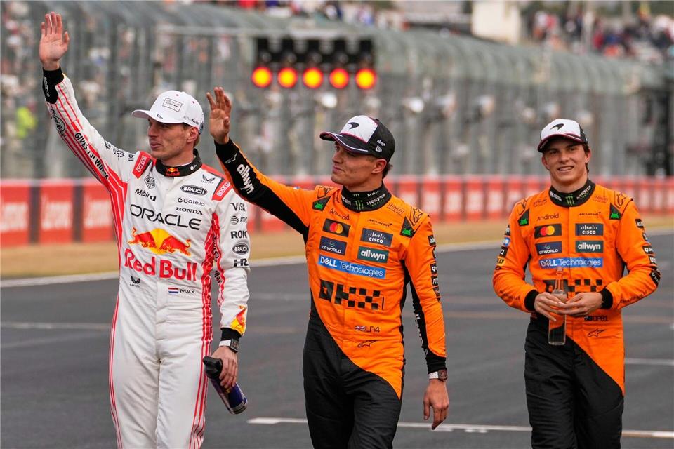 Verstappen, Norris oder Piastri (v.l.): Wer von den drei Fahrern wird sich in Abu Dhabi krönen? (Archivbild)Hiro Komae/AP/dpa