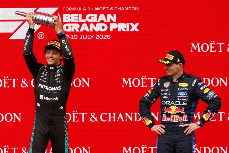 Verstappen (rechts) kann nur zuschauen, wie Antonelli den Siegerpokal in die Luft reckt.Geert Vanden Wijngaert/AP/dpa