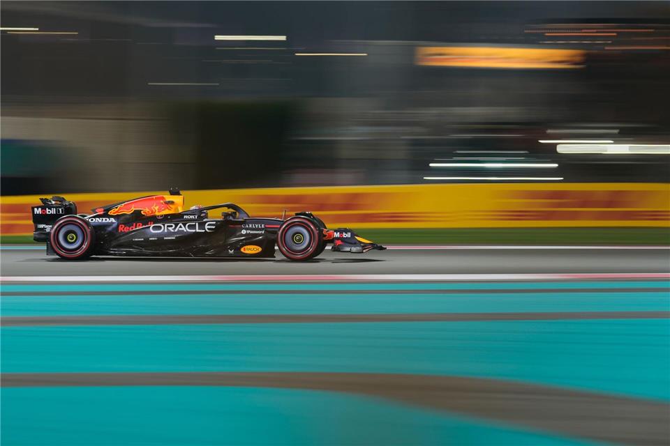 Verstappen versucht alles, um doch noch seinen fünften Titel in Serie zu holen. Altaf Qadri/AP/dpa