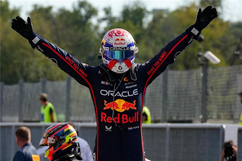 Red Bulls „Wiedergeburt“: Verstappen-Jubel im roten Rauch Verstappen war nicht zu bezwingen.Luca Bruno/AP/dpa