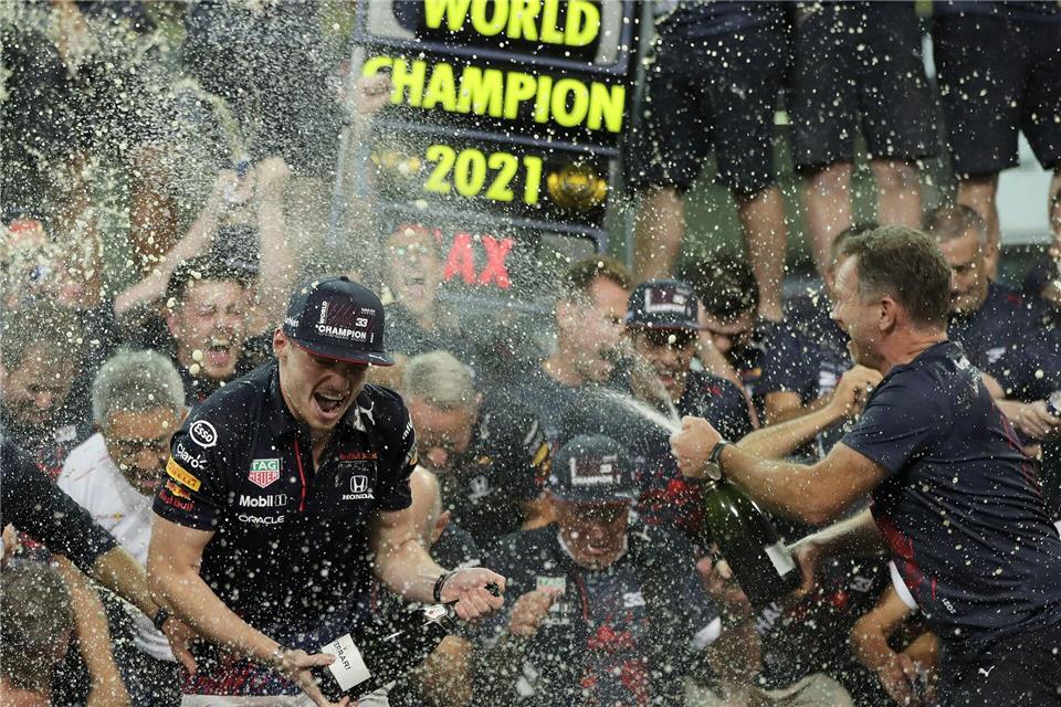 Verstappen weiß, wie man Titel in Abu Dhabi gewinnt. (Archivbild)Kamran Jebreili/AP/dpa