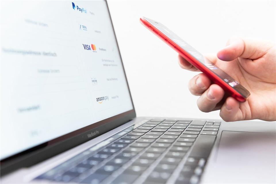 Versteckte Gebühren erhöhen den Preis: Systemgebühren oder andere Aufschläge dürfen nicht ohne klare Leistung auf den Verbraucher abgewälzt werden.picture alliance/dpa