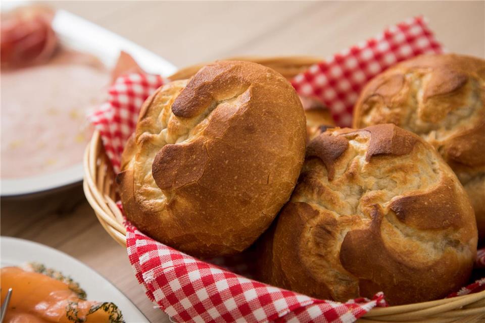 Versteckter Alkohol in Lebensmitteln: Alkohol kann in unerwarteten Produkten wie Aufbackbrötchen enthalten sein.Christin Klose/dpa-tmn