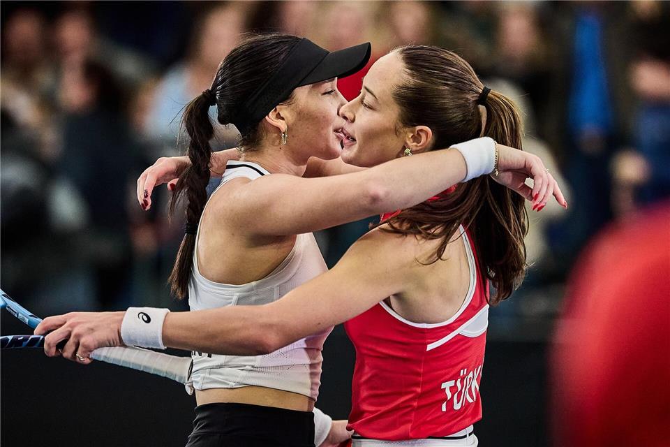 Verstehen sich abseits des Feldes prächtig: Eva Lys (l) und Zeynep Sonmez. (Archivbild)Mathias Schulz/dpa