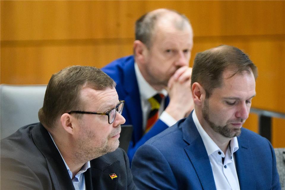 Verstehen sich gar nicht gut: Ansgar Schledde (links), Vorsitzender der AfD in Niedersachsen, und Stefan Marzischewski-Drewes (hinten) im niedersächsischen Landtag. Rechts sitzt Stephan Bothe (alle drei AfD). (Archivbild)Julian Stratenschulte/dpa