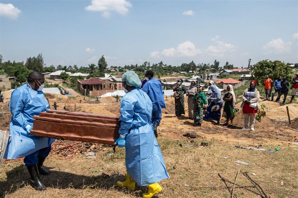 Verstorbene Ebola-Patienten sind hochansteckend und müssen unter besonderen Sicherheitsvorkehrungen beigesetzt werden. (Archivbild)Moses Sawasawa/AP/dpa