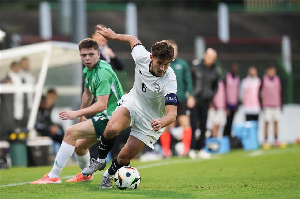 U21 mit spätem „Punch“ gegen Nordirland - Trainer „gealtert“ Versuchte immer wieder, das deutsche Spiel anzukurbeln: U21-Kapitän Tom Bischof (vorne).Christian Charisius/dpa
