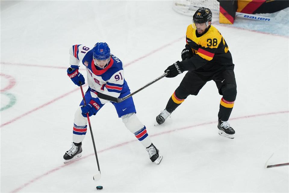 Verteidiger Fabio Wagner steht trotz seiner langen Sperre in der DEL im Kader der Eishockey-Nationalmannschaft.Carolyn Kaster/AP/dpa