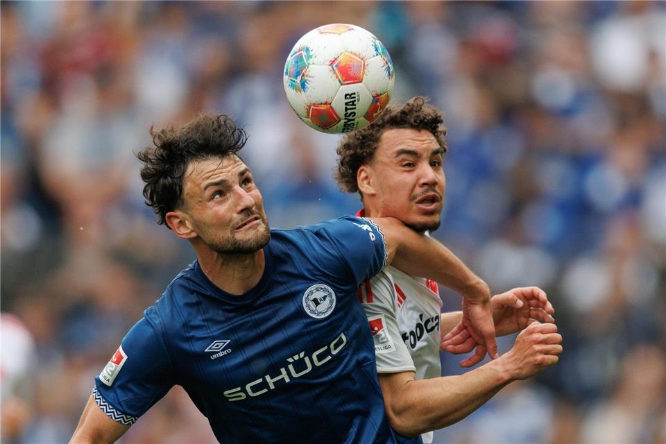 Verteidiger Maximilian Bauer (l) bleibt länger in Bielefeld. (Archivbild)Friso Gentsch/dpa
