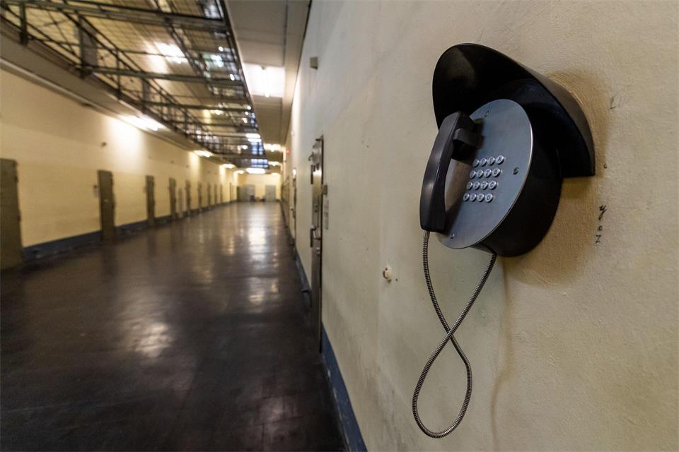 Verteidiger anrufen trotz aufgebrauchtem Telefonkontingent? Laut Bayerischem Obersten Landesgericht darf die JVA nicht einfach Nein sagen.picture alliance/dpa