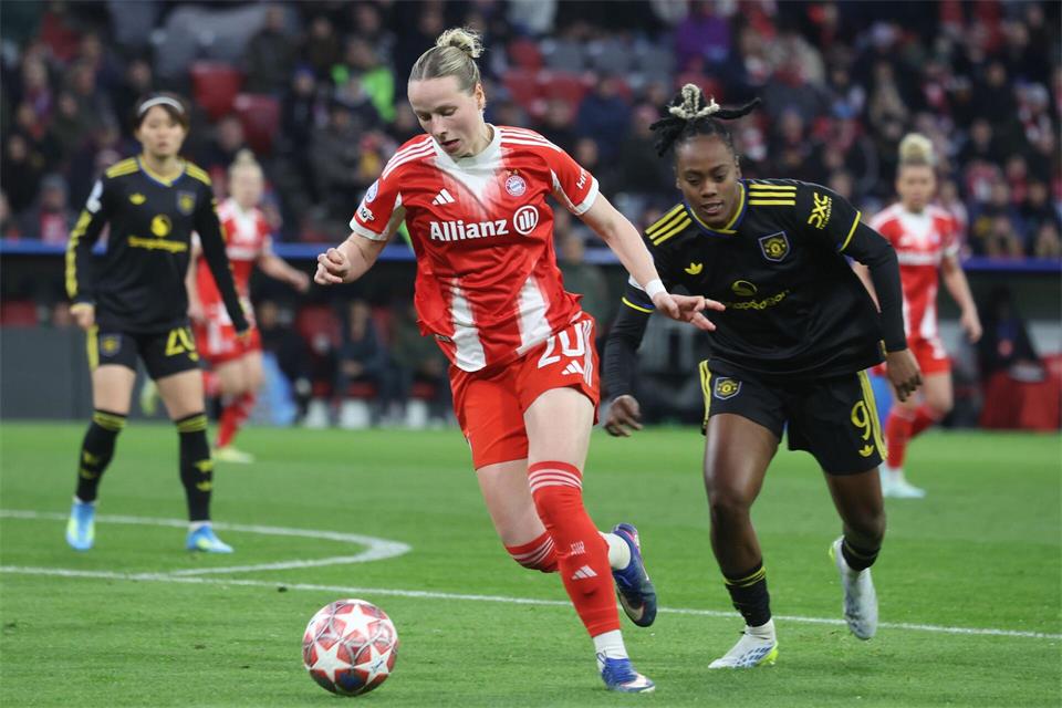 Verteidigerin mit Offensivdrang: Bayern-Spielerin Franziska Kett (l). (Archivbild)Karl-Josef Hildenbrand/dpa