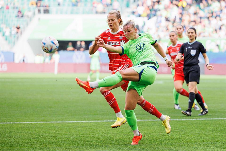 Verteidigte zu Bayern-Zeiten auch schon gegen Alexandra Popp: die neue VfB-Kapitänin Maximiliane Rall (l). (Archivbild)Michael Matthey/Deutsche Presse-Agentur GmbH/dpa
