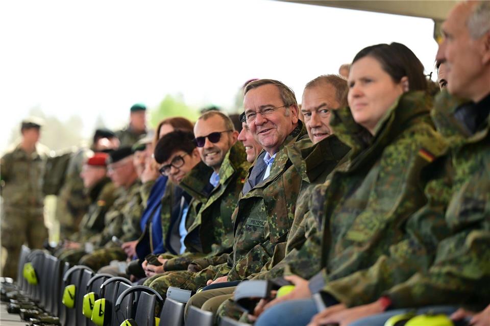 Verteidigungsminister Boris Pistorius (SPD) bei einer Gefechtsübung in Munster.Philipp Schulze/dpa
