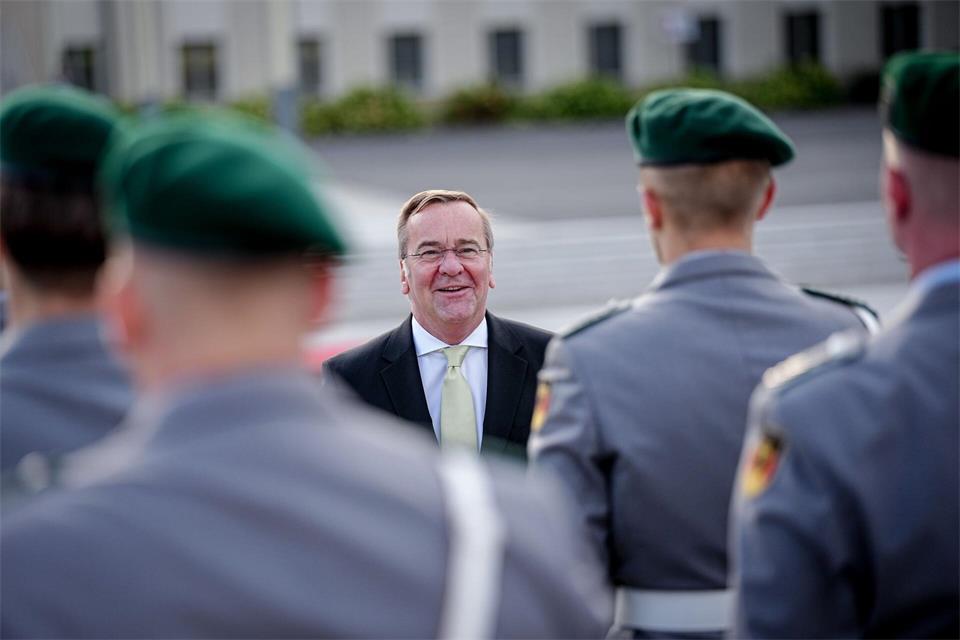 Verteidigungsminister Boris Pistorius (SPD) lässt ein Drohnenregiment aufbauen. (Archivbild)Kay Nietfeld/dpa