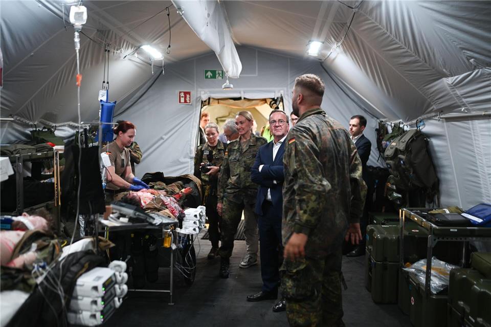 Verteidigungsminister Boris Pistorius (SPD) ließ sich die Arbeit des Sanitätsdienstes in einem Luftlande-Rettungszentrum zeigen. Lars Penning/dpa