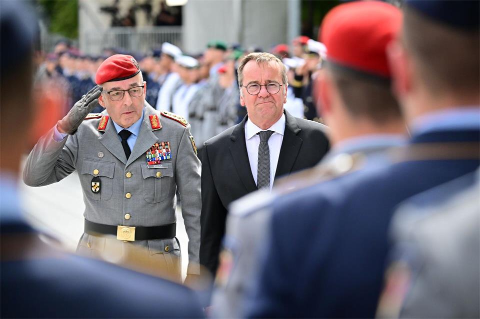 Verteidigungsminister Boris Pistorius (SPD) muss nach der Wahl Breuers entscheiden, wen er an die militärische Spitze der Bundeswehr setzt. (Archivbild)Sebastian Gollnow/dpa