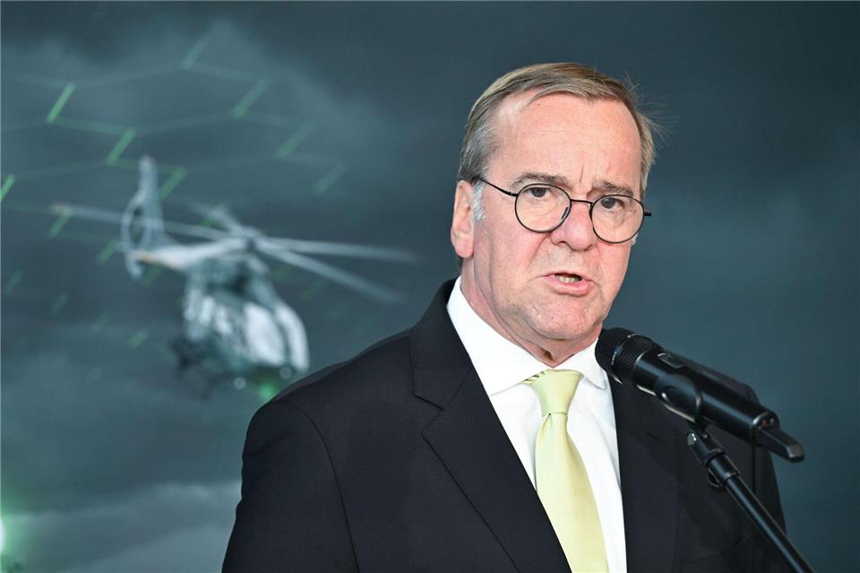 Verteidigungsminister Boris Pistorius (SPD) sieht eine zunehmende Bedeutung unbemannter Systeme in der Luft und auf dem Land.Bernd Weißbrod/dpa