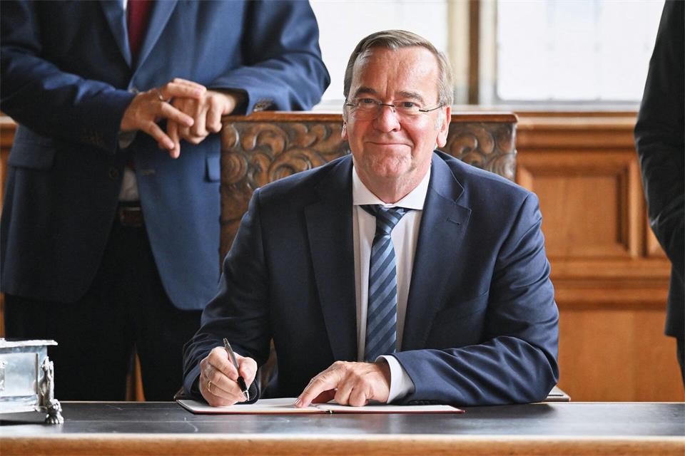 Verteidigungsminister Boris Pistorius (SPD) unterzeichnete eine Absichtserklärung. Sina Schuldt/dpa