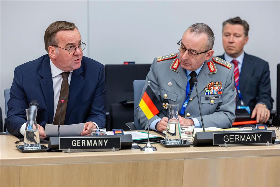 Verteidigungsminister Boris Pistorius hat Generalinspekteur Carsten Breuer für einen Nato-Spitzenposten vorgeschlagen. (Archivbild)Geert Vanden Wijngaert/AP/dpa