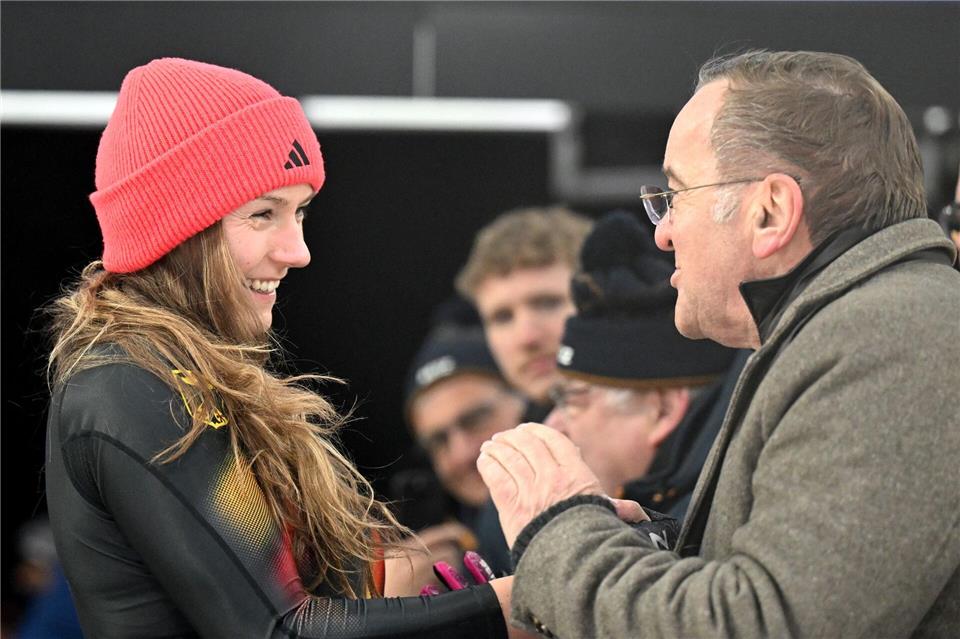 Verteidigungsminister Boris Pistorius sah sich an der Bahn Laura Noltes Rennen an.Robert Michael/dpa