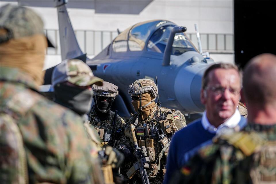 Verteidigungsminister Boris Pistorius spricht mit KSK-Soldaten. (Archivbild)Kay Nietfeld/dpa