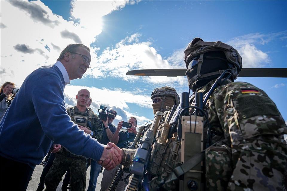 Verteidigungsminister Boris Pistorius vorigen Sommer im Gespräch mit KSK-Soldaten. (Archivbild)Kay Nietfeld/dpa