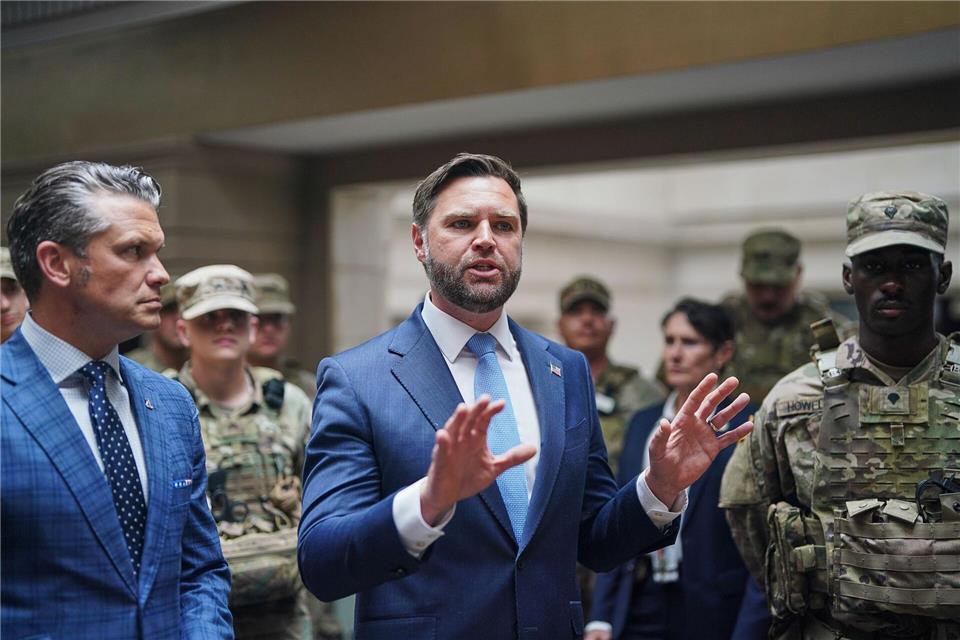 Verteidigungsminister Hegseth (l) und Vizepräsident Vance sprechen im Hauptbahnhof von Washington mit Mitgliedern der Nationalgarde.Alexander Drago/Pool Reuters/AP/dpa