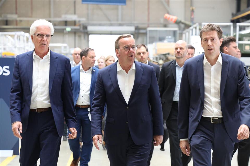 Verteidigungsminister Pistorius hat sich bei einem Rundgang über die Panzerfertigung von KNDS informiert.Christian Lademann/dpa