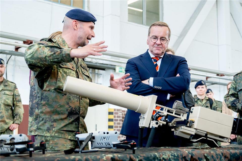 Verteidigungsminister Pistorius ließ sich bei seinem Besuch beim Objektschutzregiment die Funktion eines Störsenders gegen Drohnen erklären. Hauke-Christian Dittrich/dpa