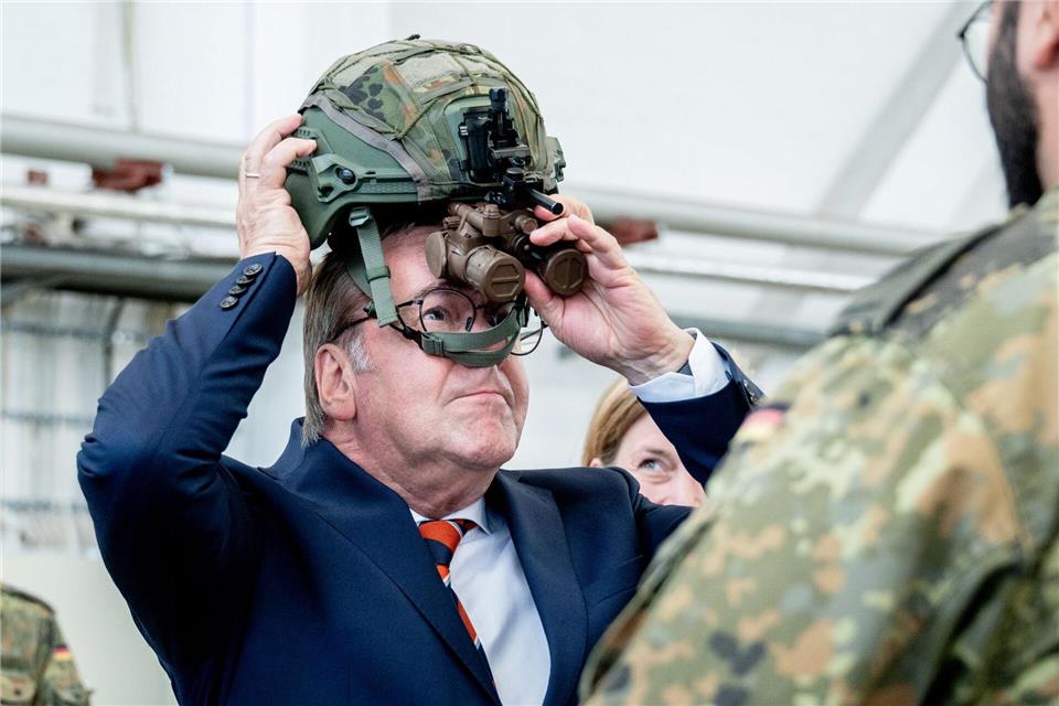 Verteidigungsminister Pistorius ließ sich bei seinem Besuch in Friesland die Technik der Drohnenabwehreinheit zeigen. Hauke-Christian Dittrich/dpa