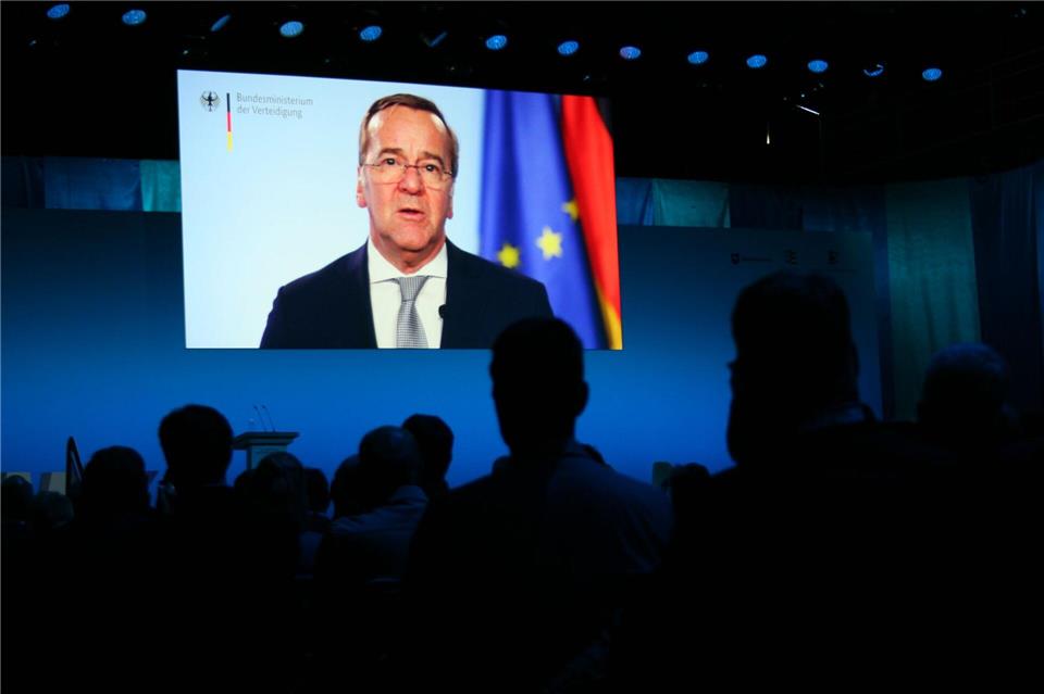 Verteidigungsminister Pistorius möchte enger mit der maritimen Industrie zusammenarbeiten.Kai Moorschlatt/dpa