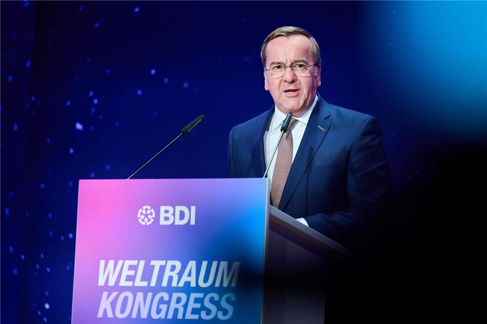 Verteidigungsminister Pistorius nennt eine belastbare Struktur aus Satellitenkonstellationen, Bodenstationen und gesicherten Startfähigkeiten ins All als Ziel des Programms.Annette Riedl/dpa