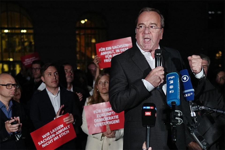 Verteidigungsminister Pistorius stimmte die Nationalhymne an. Kay Nietfeld/dpa