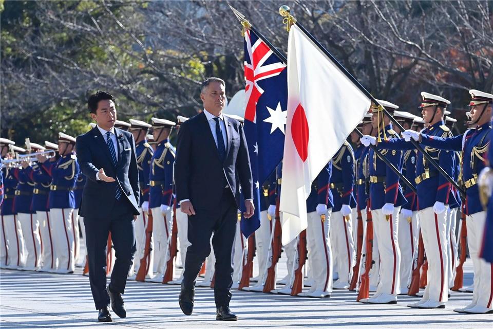 Verteidigungsminister Richard Marles (r)  und Japans Verteidigungsminister Shinjiro Koizumi (l) nehmen an einer Ehrengardezeremonie teil.David Mareuil/Pool Anadolu Agency/dpa