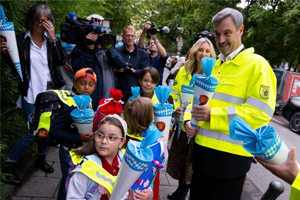 Verteilte kleine Schultüten: Bayerns Ministerpräsident Markus Söder.Sven Hoppe/dpa