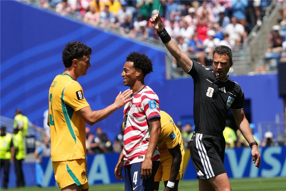 Verteilte sieben Gelbe Karten: Felix Zwayer.Ted S. Warren/AP/dpa