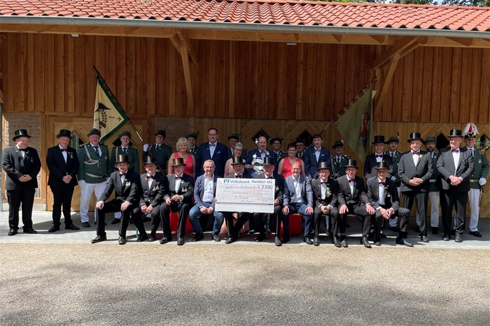 Verteter der Volksbank Heiden und des Marbecker Schützenvereins trafen sich zur Scheckübergabe. 