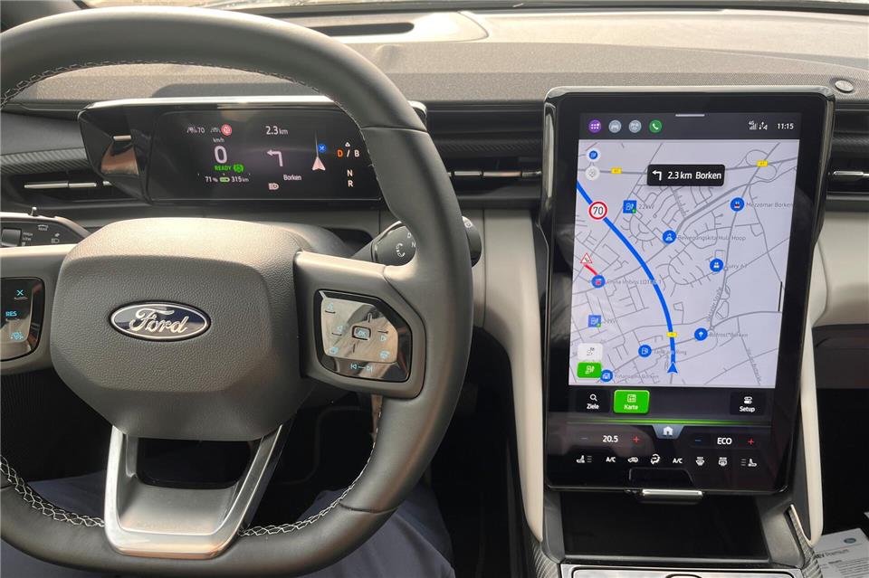 Vertikales 14,6“-Display mit verstecktem Geheimfach.