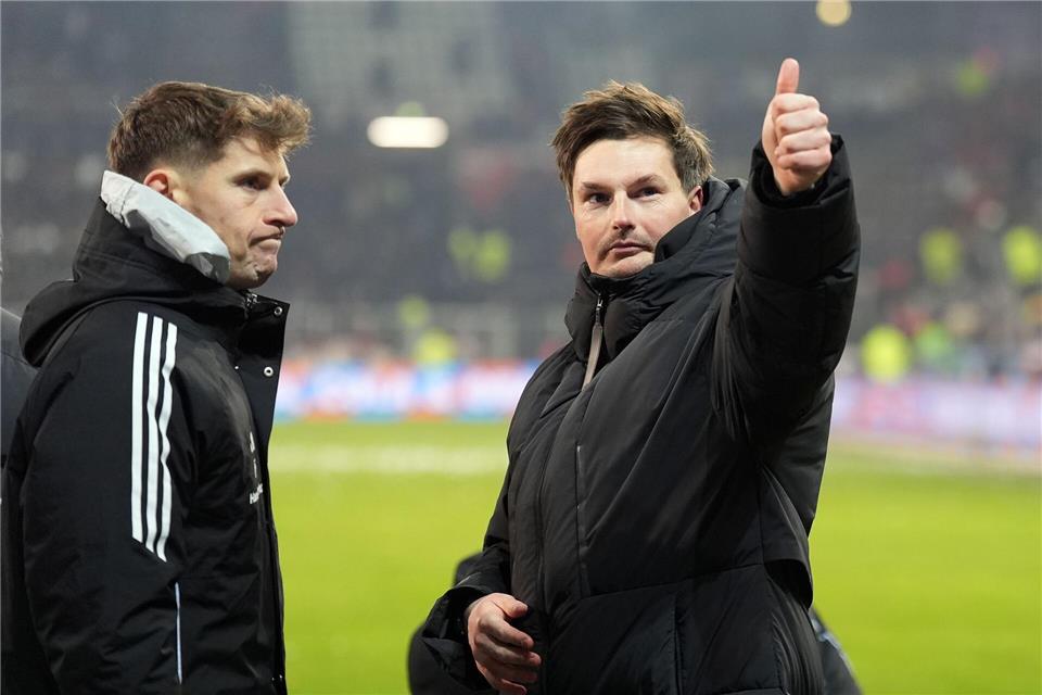 Vertrat seinen erkrankten Chef Merlin Polzin bei der Spieltags-Pressekonferenz: Loic Favé (l). (Archivbild)Marcus Brandt/dpa